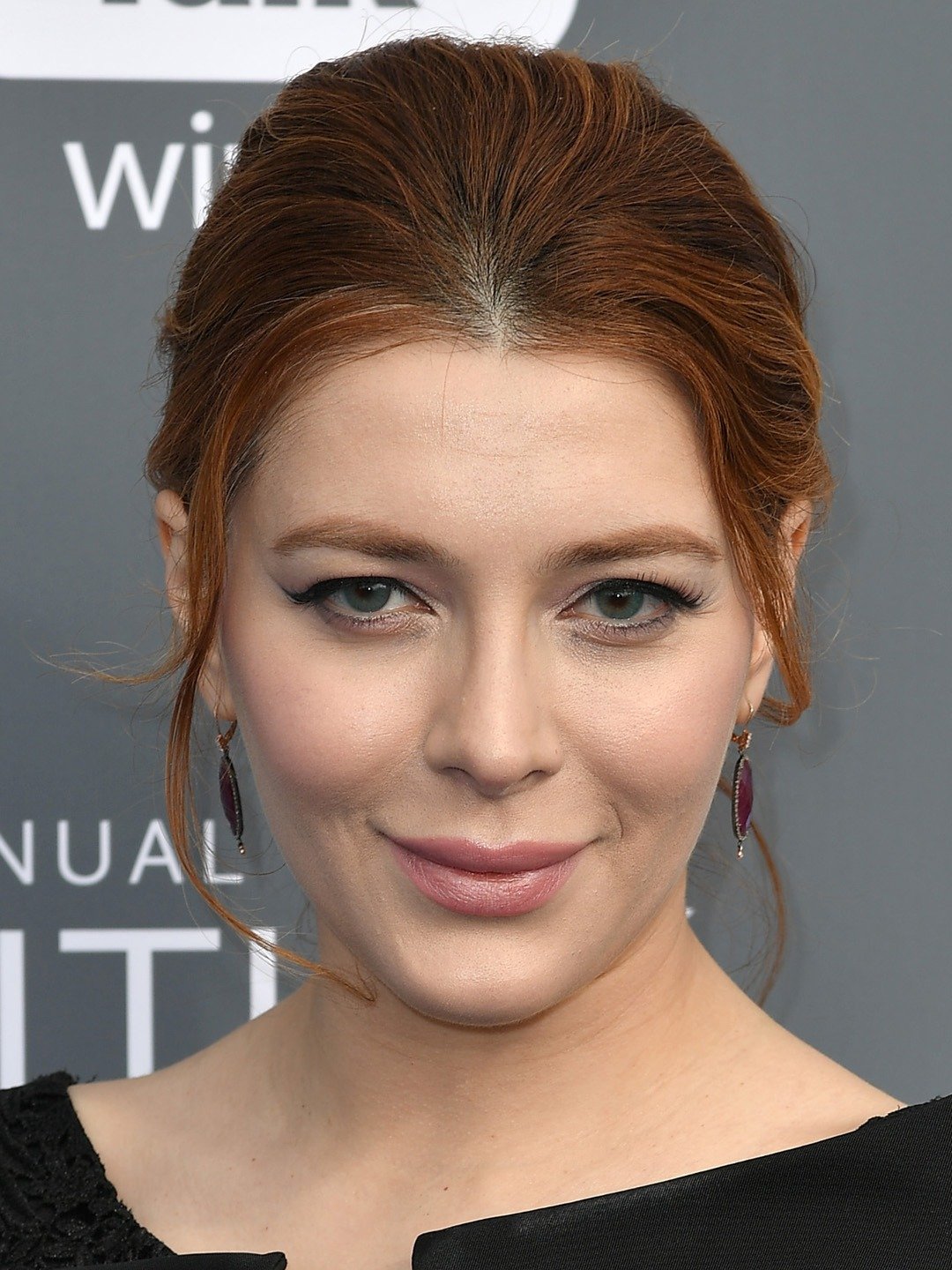 How tall is Elena Satine?